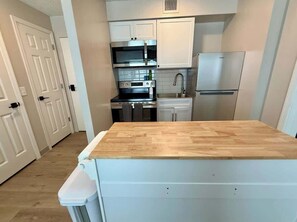 Fridge, microwave, oven, stovetop - Fitness Hub, Pickleball, & City Attractions (Omaha)