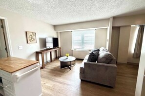 TV, offices - Fitness Hub, Pickleball, & City Attractions (Omaha)