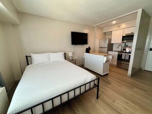 Iron/ironing board, WiFi, bed sheets - Modern Studio near Dining w/ Gym & Free Parking (Omaha)
