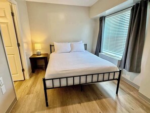 5 bedrooms, iron/ironing board, WiFi, bed sheets