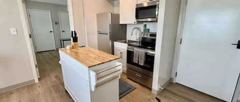 Køleskab, mikrobølgeovn, ovn, kogeplade