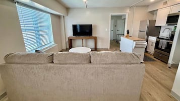 Una televisión, una oficina