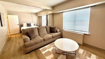 Una televisión, una oficina