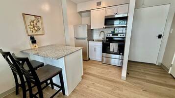 Réfrigérateur, micro-ondes, four, plaque de cuisson