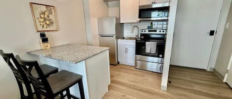 Réfrigérateur, micro-ondes, four, plaque de cuisson