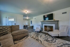 Smart TV, books - Rolling Tides | Tuscaloosa Vacation Rental-1.3 Miles to Bryant-Denny Stadium! (Tuscaloosa)