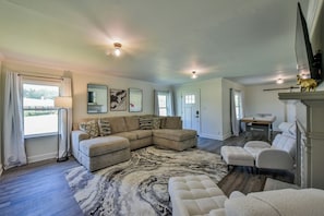 Smart TV, books - Rolling Tides | Tuscaloosa Vacation Rental-1.3 Miles to Bryant-Denny Stadium! (Tuscaloosa)