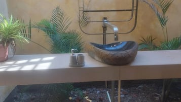 Deluxe Room | Bathroom