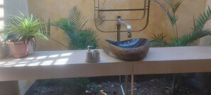 Deluxe Room | Bathroom