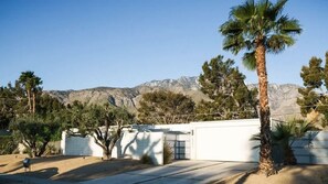 Property grounds - Navigate Stays Yellow Umbrella Poolside Escape (Palm Springs)