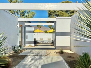 Unclassified image, 4 of 20, button