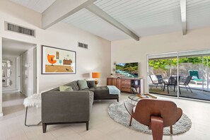 TV, offices - Navigate Stays Palm Springs Home with Pool & Style (Palm Springs)