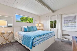 3 bedrooms, desk, WiFi, bed sheets - Navigate Stays Palm Springs Home with Pool & Style (Palm Springs)