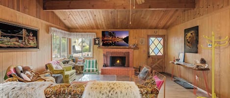 Een televisie, een open haard en videogames