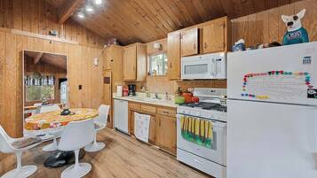 Fridge, oven, stovetop, coffee/tea maker