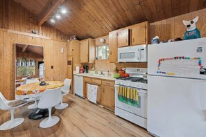 Fridge, oven, stovetop, coffee/tea maker