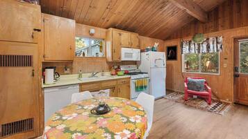 Coffee/tea maker, fridge, oven, stovetop