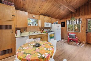 Fridge, oven, stovetop, coffee/tea maker