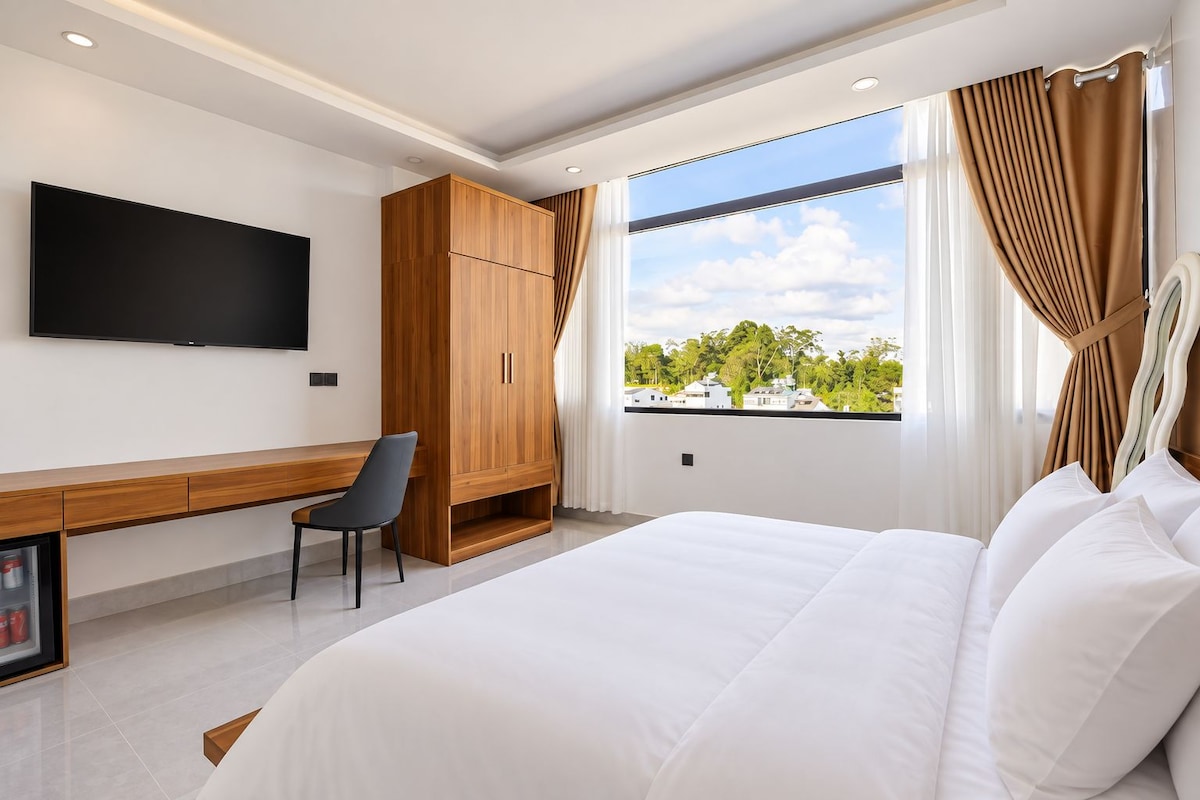 Comfort Double Room | Egyptian cotton sheets, premium bedding, desk, laptop workspace