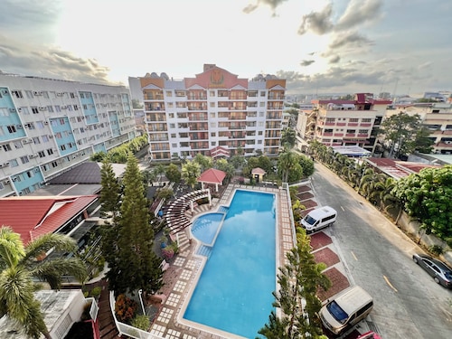 3-bedroom Condo with Balcony in beautiful Davao City with AC