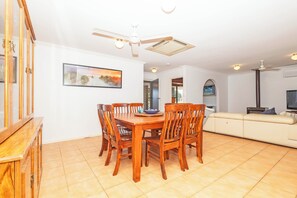 Dining - Jurien Haven: 4 BR, 1.5 BA House in Jurien Bay, Sleeps 8 (Jurien Bay)