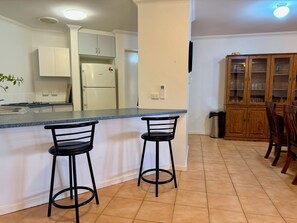 Frigorífico, microondas, horno y placa de cocina