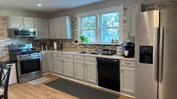 Refrigerador, microondas, placa de cocina, lavavajillas