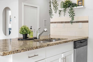 Interior - 13th Ave • DT Calgary • 2BD 2BA • Sleeps 5 (Calgary)