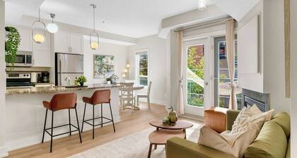 Bright Downtown Condo • Private Balcony & Hammock •