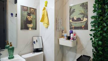 Secadora de cabello, toallas, jabón, shampoo