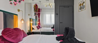 Marvelous City View 3-bedroom apartment with Full Kitchen & AC in București