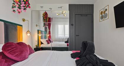 Marvelous City View 3-bedroom apartment with Full Kitchen & AC in București