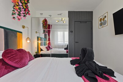 Marvelous City View 3-bedroom apartment with Full Kitchen & AC in București