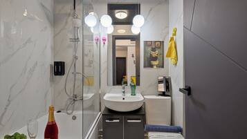 Asciugacapelli, asciugamani, sapone, shampoo