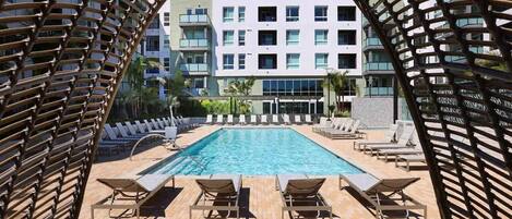 Una piscina al aire libre