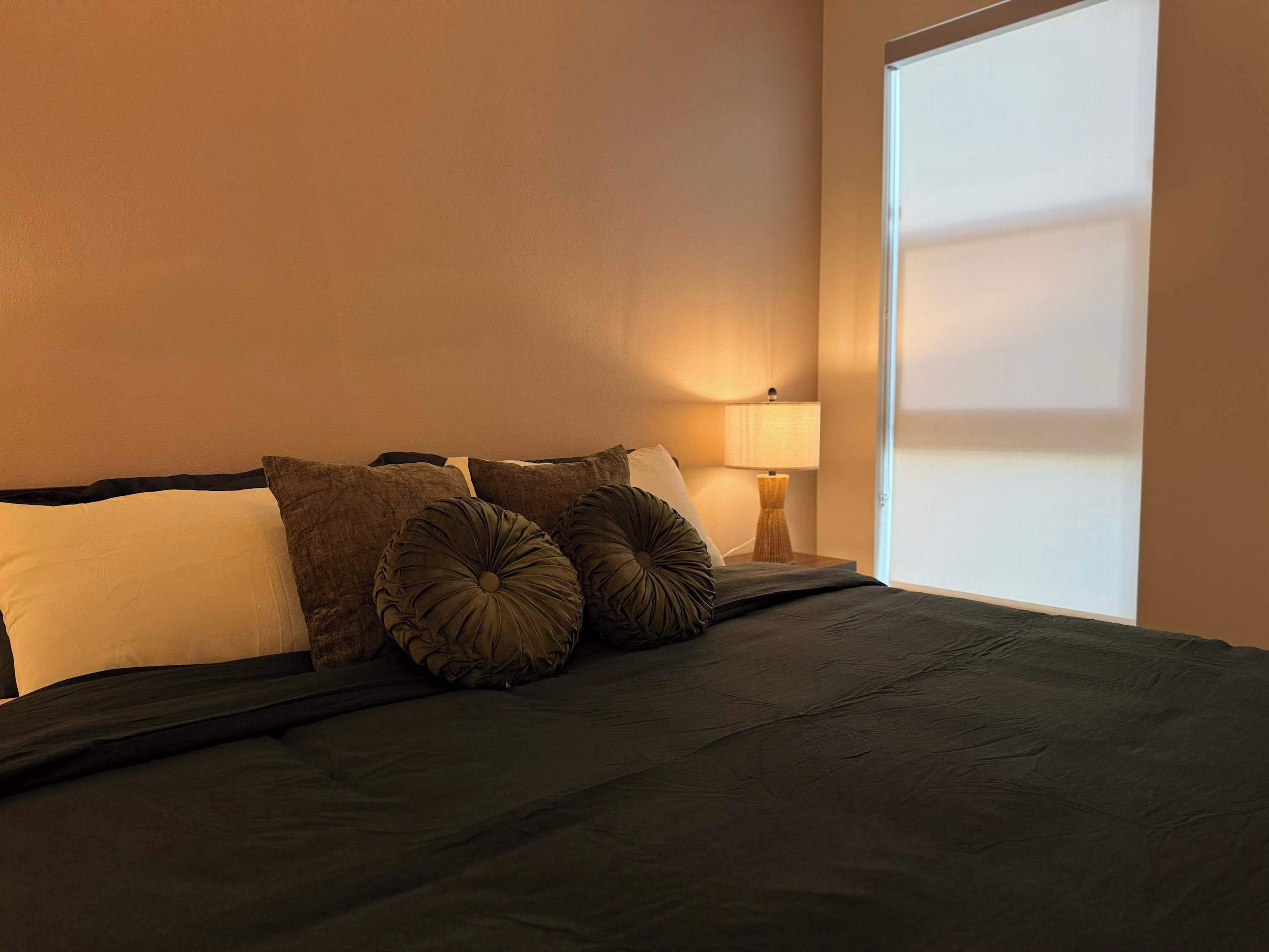 1 habitación, escritorio, tabla de planchar con plancha y cuna de viaje 