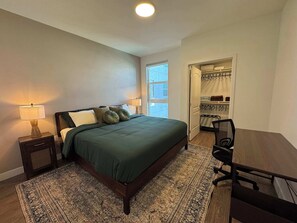 1 habitación, escritorio, tabla de planchar con plancha y cuna de viaje 