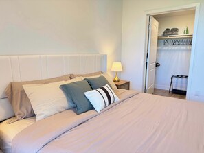 1 Schlafzimmer, Schreibtisch, Bügeleisen/Bügelbrett, Reisekinderbett