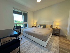 1 makuuhuone, työpöytä, silitysrauta/-lauta, vauvan matkasänky