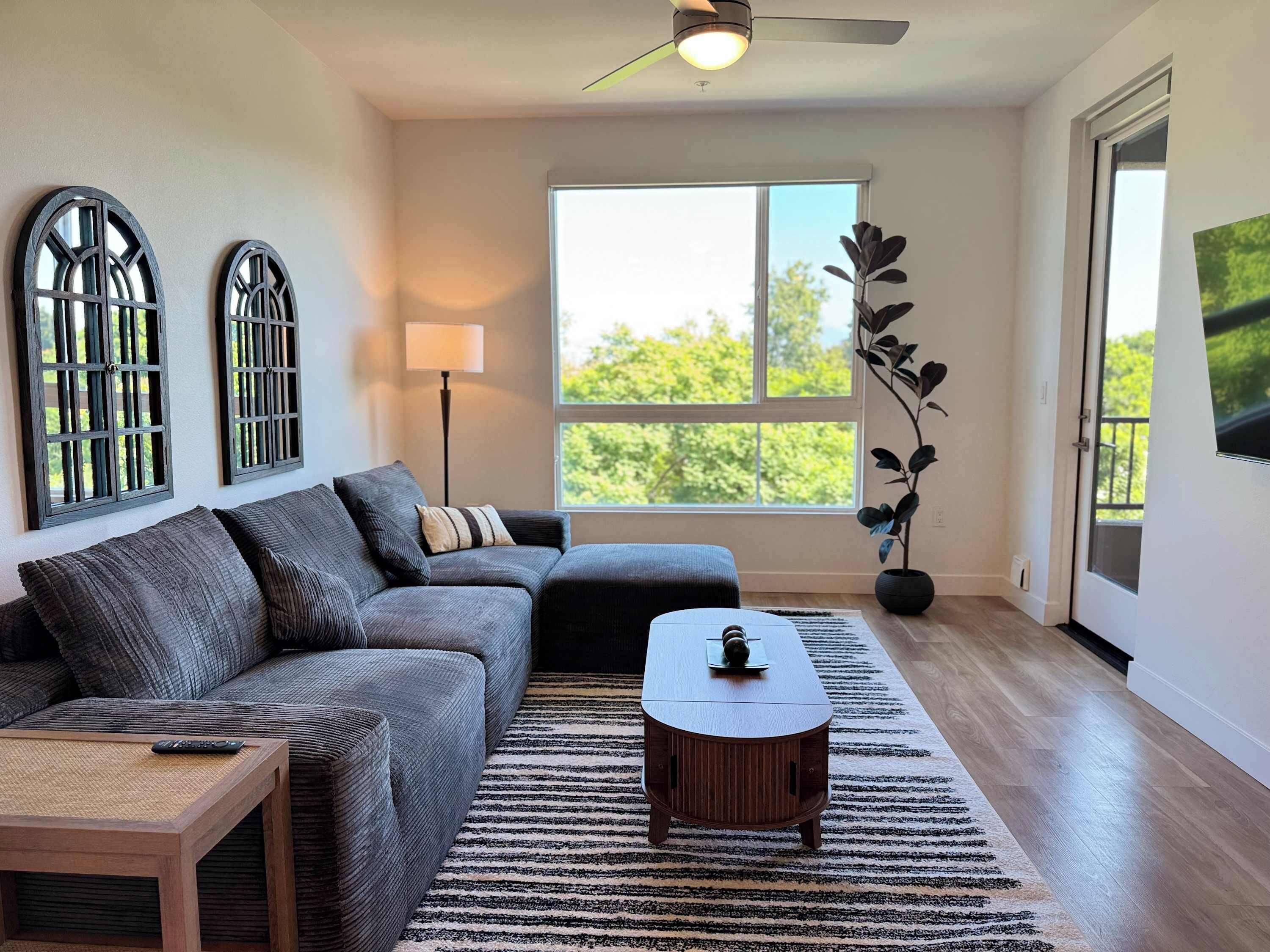 智能电视、桌上足球、办公室