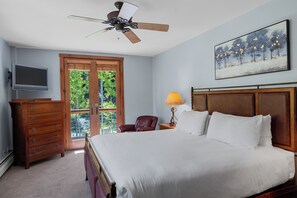 4 bedrooms, free WiFi, bed sheets - Ski-In/Ski-Out 3-Bedroom + Bunk Room Condo w/ Slope Views & Resort Amenities (Keystone)