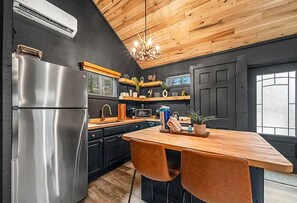 Refrigerador, microondas, parrilla de estufa y cafetera y tetera