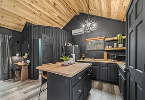 Kjøleskap, mikrobølgeovn, kokeplater og kaffetrakter/tekoker