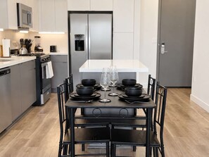 Een koelkast, een microgolfoven, een oven, een kookplaat