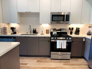 Refrigerador, microondas, horno y parrilla de estufa 