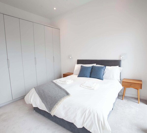 2 bedrooms, iron/ironing board, internet, bed sheets