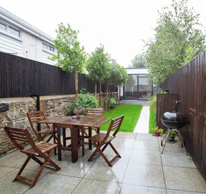 Outdoor dining - 2-Bed Townhouse | Garden & Private Parking in D04 (Dublin)