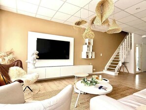 TV, offices - Spacious duplex in the center of Bastogne "Onikos rooms" (Bastogne)