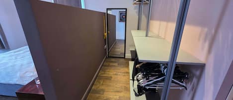 3 habitaciones, tabla de planchar con plancha, internet y ropa de cama