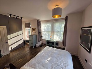 3 bedrooms, iron/ironing board, internet, bed sheets